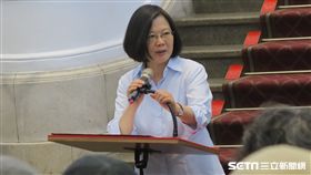 蔡英文總統12日在總統府接見「第十四屆 COLLEGE HIGH 全國制霸活動冠軍隊伍」。（圖／記者盧素梅攝）