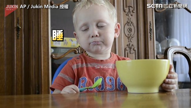 吃飯吃到打盹　萌娃「睡好睡滿」