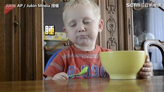 吃飯吃到打盹　萌娃「睡好睡滿」