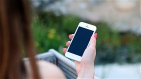 -低頭族-滑手機-手機-（圖／pixabay）