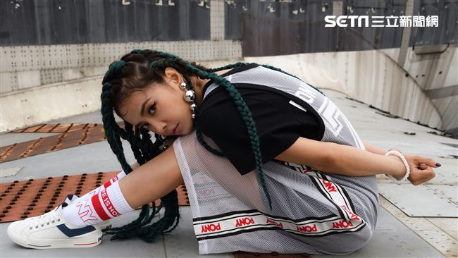 無帆布歡！經典帆布鞋這樣狠搞時裝周