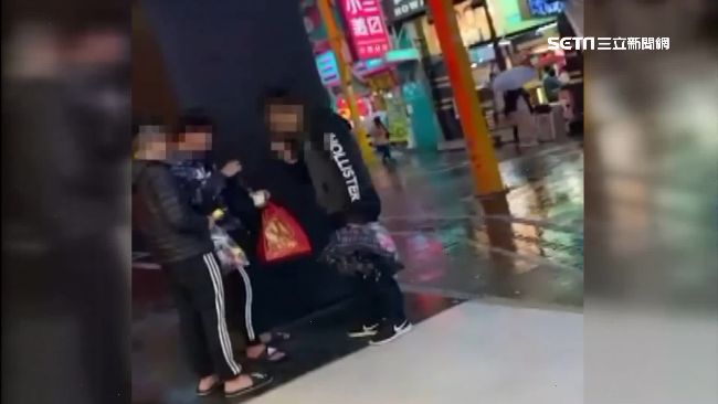 男逼陸客做愛心　小毛巾賣100元