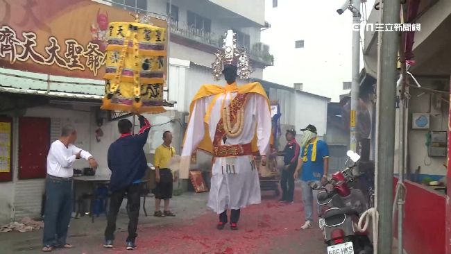 跳陣頭凸槌　七爺頭太重撞上金爐