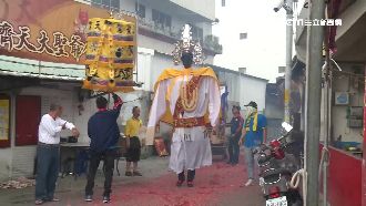 跳陣頭凸槌　七爺頭太重撞上金爐