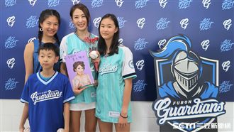 賈永婕帶閨蜜開球　女兒驚喜慶母親節