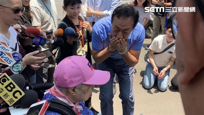 母親節曬媽！郭台銘不忘再嗆北京…