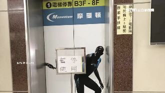 百貨電梯突故障！民眾受困一小時嚇壞