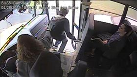 公車,司機,反應,救援,超車,乘客,美國,伸手,拉住　圖／翻攝自YouTube 