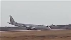 前輪意外故障 緬甸航班靠機鼻滑行安全降落(圖/翻攝自YouTube)