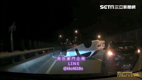 賓士夜跑撞前車翻肚　網歪樓亮點在這