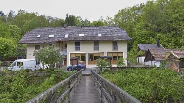 3人陳屍德旅館　身上驚見十字弓傷痕