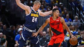 ▲CJ Mccollum帶球經過金塊隊的Mason Plumlee。（圖／美聯社／達志影像）