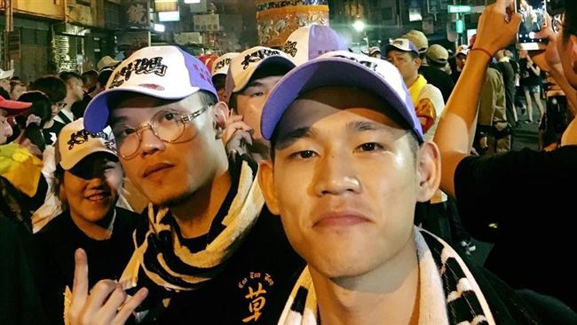 男子漢柔情！草屯囝仔為媽跪地洗腳