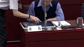 高雄市長韓國瑜備詢平板電腦。