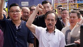 香港首例非洲豬瘟　業者同意撲殺6000隻豬香港新界上水屠房日前被驗出首例非洲豬瘟後，港府決定撲殺屠房6000隻活豬，但遭業者反對並堵門抗爭（圖）。不過雙方12日二度協商，豬商態度軟化，同意今天起全面撲殺，預計7天內完成。（中通社提供）中央社　108年5月13日