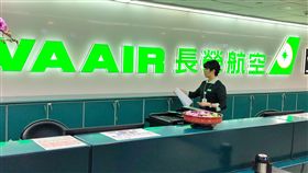 長榮航空與空服員職業工會首次調解長榮航空與桃園市空服員職業工會5日進行第一次勞資爭議調解，針對工資工時議題、改善管理制度部分進行協商，雙方下個月將進行第2次調解。中央社記者吳睿騏桃園攝  108年3月5日