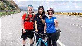 大武警熱心服務不分國界　助德國籍單車客順利環島