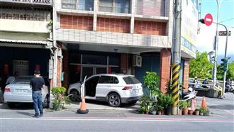 影／休旅車「逆向高飛」！直衝民宅…