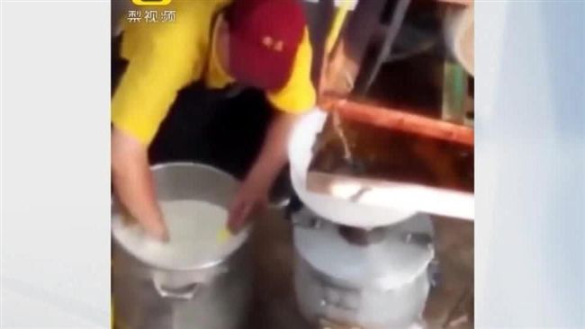 手工豆漿這樣來？員工徒手攪拌噁翻天