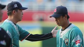 桃猿葉家淇後援表現走鐘（2）中職Lamigo桃猿隊投手葉家淇（右）12日在與中信兄弟隊的賽事中登板後援，但接連被敲安打、暴投，一個出局數都沒有抓到就退場，走鐘表現讓總教練洪一中動怒。中央社記者張新偉攝　108年5月12日