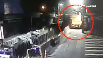 麥擱撞！貨櫃車硬闖施工路連撞7招牌