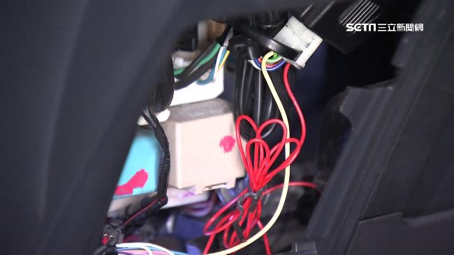 汽車冷氣孔冒白煙…疑中控台電線短路
