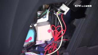 汽車冷氣孔冒白煙…疑中控台電線短路