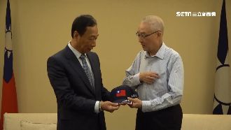 郭台銘送國旗帽　吳敦義：我頭很大