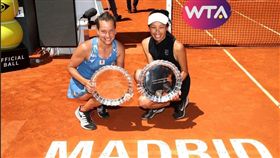 ▲絲翠可娃（左）與謝淑薇聯手在上周摘下女雙冠軍。（圖／翻攝自WTA推特）