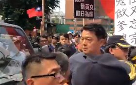 ▲周錫瑋13日率眾前往日本台灣交流協會抗議，捍衛釣魚台主權爭議（圖／翻攝自周錫瑋臉書）