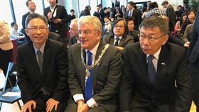 柯文哲強化國際事務 延攬前駐荷代表台北市長柯文哲延攬前駐荷蘭代表周台竹（左）出任其國際事務副手，圖為柯文哲2018年訪荷時由周台竹陪同。（資料照片）中央社記者唐佩君布魯塞爾攝 108年5月13日