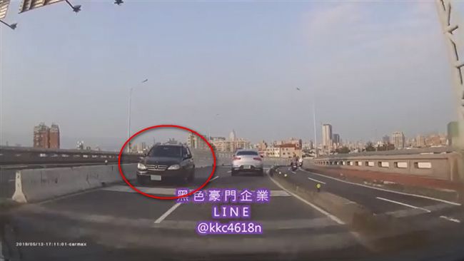 賓士逆向闖萬板大橋　網友：三寶極品