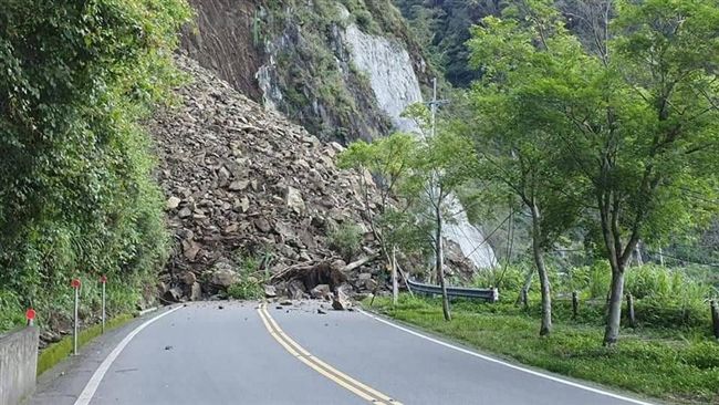 阿里山公路坍方　交通中斷急搶通！