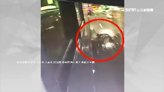 騎士上路「走歪」…碰撞客運險遭輾