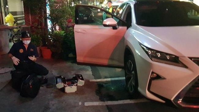 男駕百萬休旅車　2男持刀槍「搶劫」