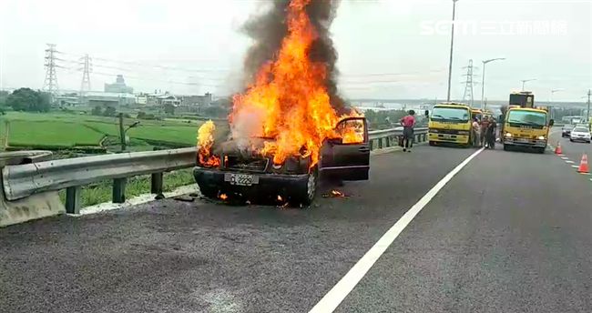 快訊／火燒車爆炸！機場聯絡道大塞車