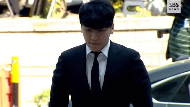 遭爆花錢叫女人？勝利憔悴現身駁拘留