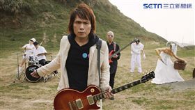 伍佰《讓水倒流》MV側拍。（圖／環球提供）