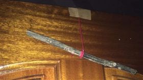 （圖／翻攝自爆廢公社二館）家門,樹枝,紅繩