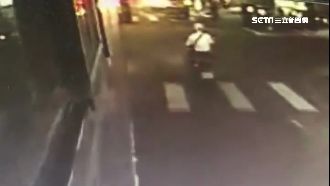 騎士自摔險遭輾　客運司機目睹嚇呆！
