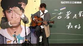 廖文強發片，同學艾怡良到場致敬。（圖／記者常朝貴攝影）