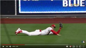 ▲哈波（Bryce Harper）外野飛撲美技化解滿壘失分危機。（圖／翻攝自MLB YouTube）