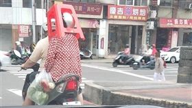 基隆市1名婦人將塑膠椅頂在頭上，引發網友熱烈迴響（翻攝《基隆人大小事》）
