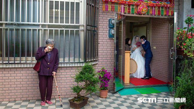 孫女出嫁…奶奶「躲窗外偷哭」掀淚崩