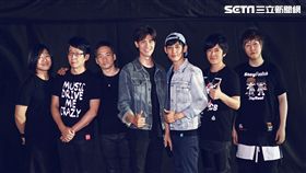 BL劇《圈套》的「飛唐CP」吳承洋和徐鈞浩前往香港朝聖五月天演唱會。（圖／記者王建棠攝影）