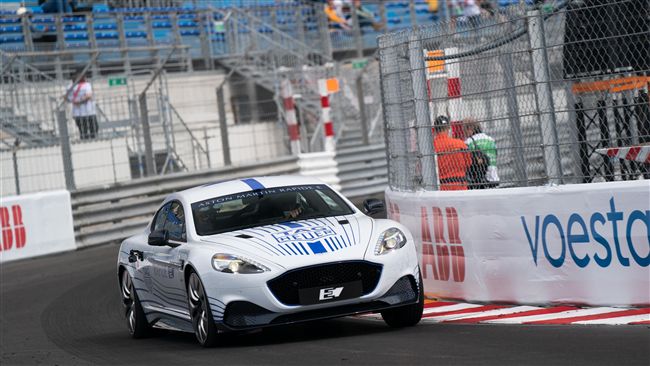這車有多強？直接上F1賽道飆給你看