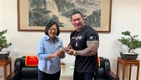 蔡英文合體館長
圖翻攝自飆捍臉書