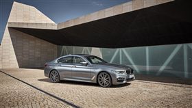 ▲入主BMW 5系列享有頂級五星飯店假期與一年乙式全險。（圖／BMW提供）