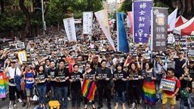 朝野協商同婚　挺同團體籲挺政院版草案立法院14日針對同婚專法進行逐條朝野協商，挺同團體在場外集結，持看板呼口號，訴求同志家庭沒有不同，呼籲立委支持通過政院版同婚草案。中央社記者施宗暉攝　108年5月14日