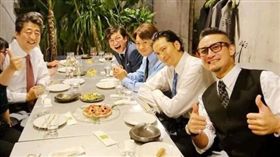 日本首相安倍晉三跟「TOKIO」成員同桌吃飯。推特